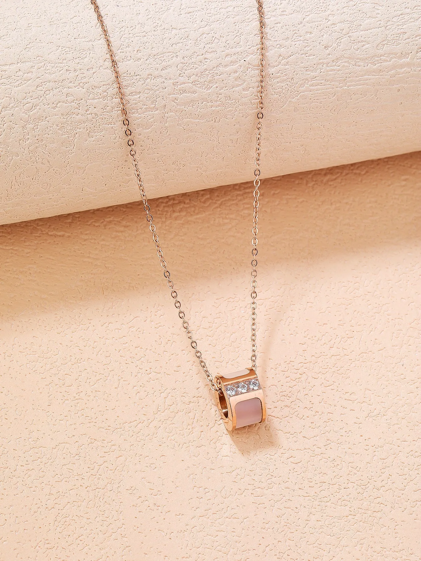 Exquisite 3D hollow round shell diamond necklace.