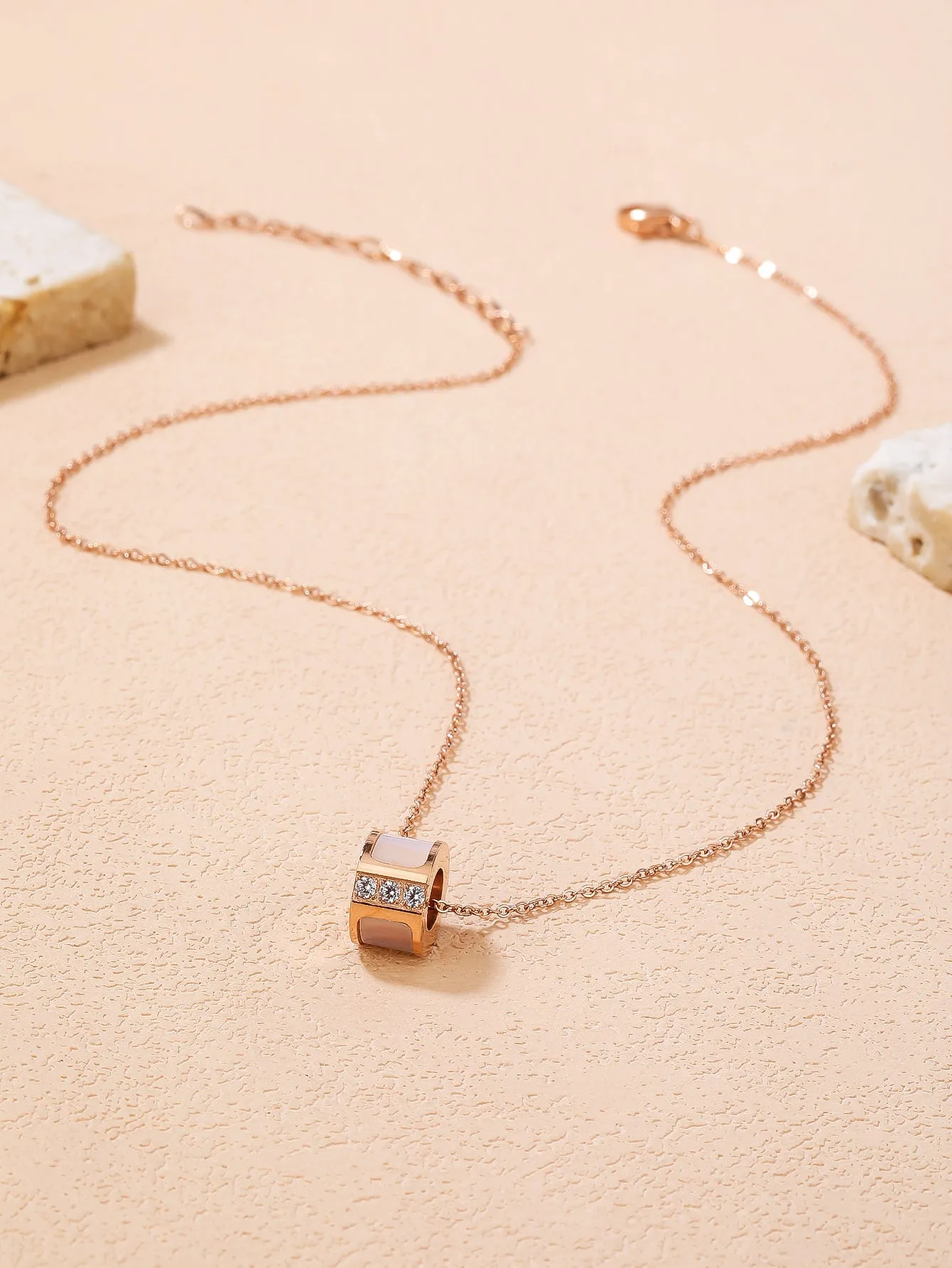 Exquisite 3D hollow round shell diamond necklace.