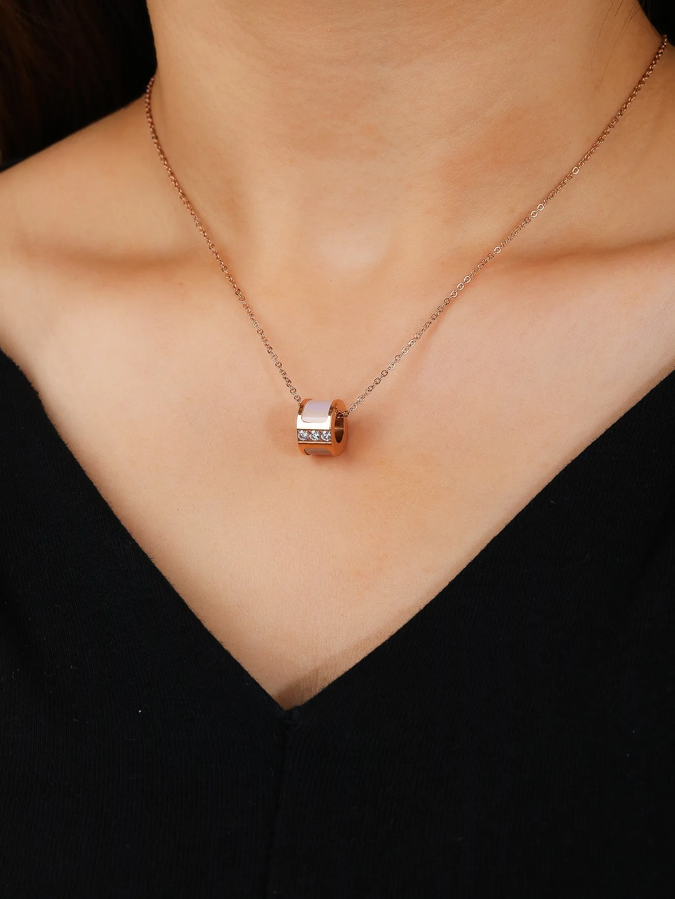 Exquisite 3D hollow round shell diamond necklace.