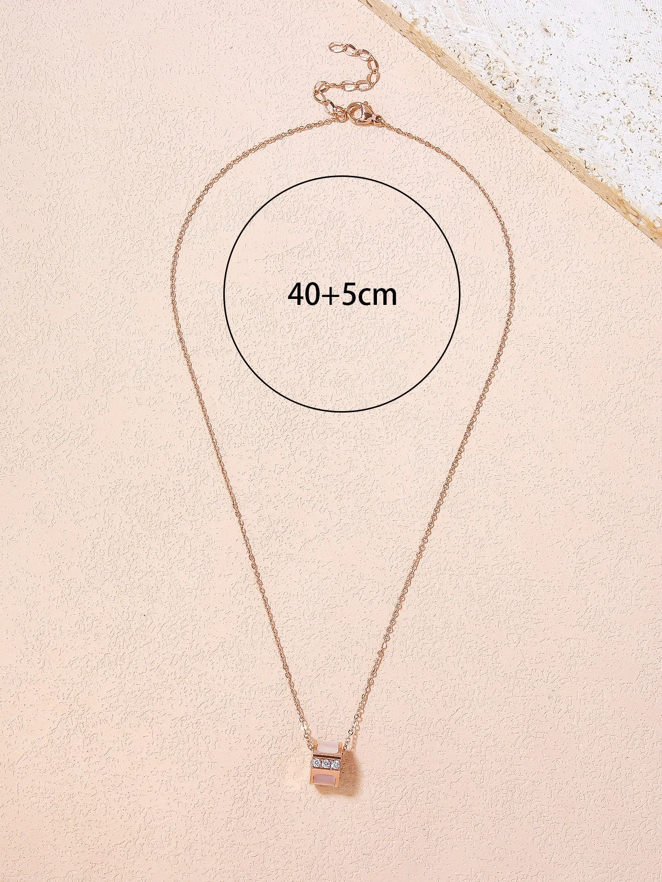 Exquisite 3D hollow round shell diamond necklace.