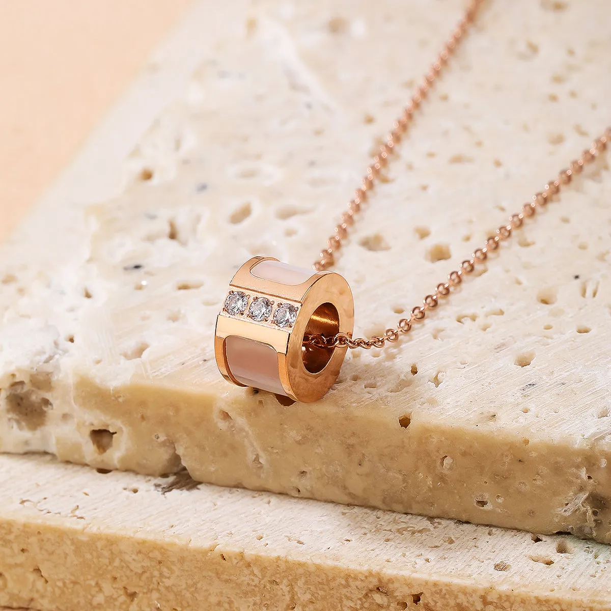 Exquisite 3D hollow round shell diamond necklace.