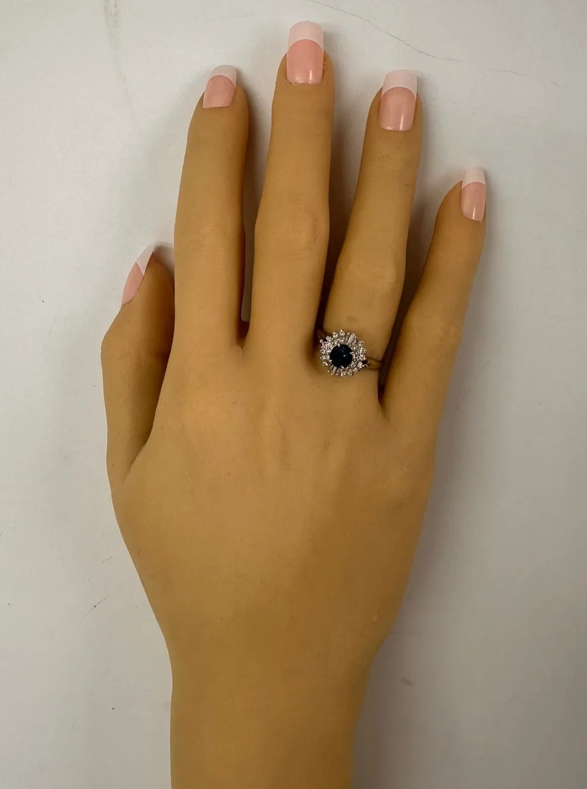 Luxurious Splendour: Platinum Diamond & Sapphire Ring - Elegance Redefined