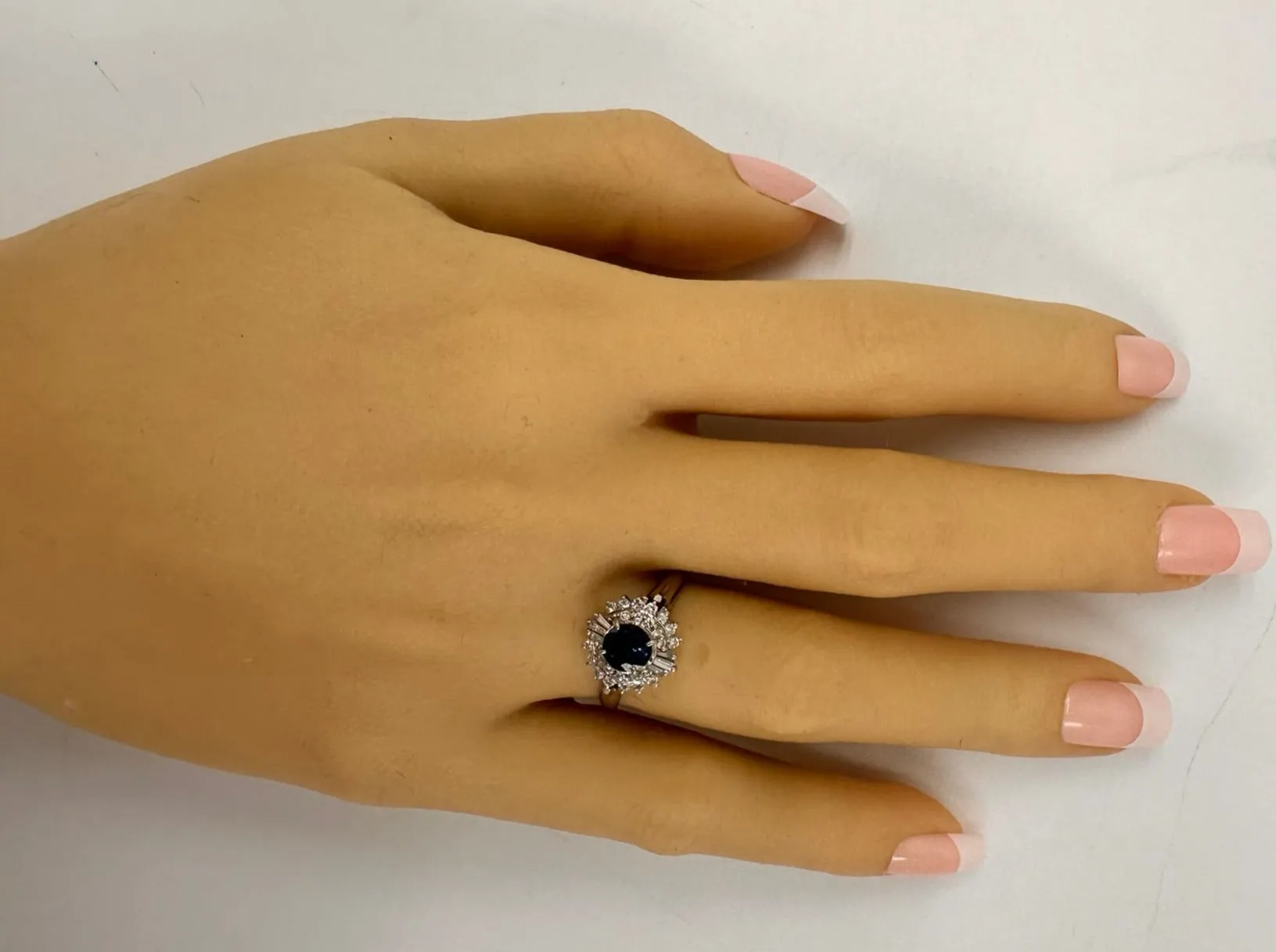 Luxurious Splendour: Platinum Diamond & Sapphire Ring - Elegance Redefined